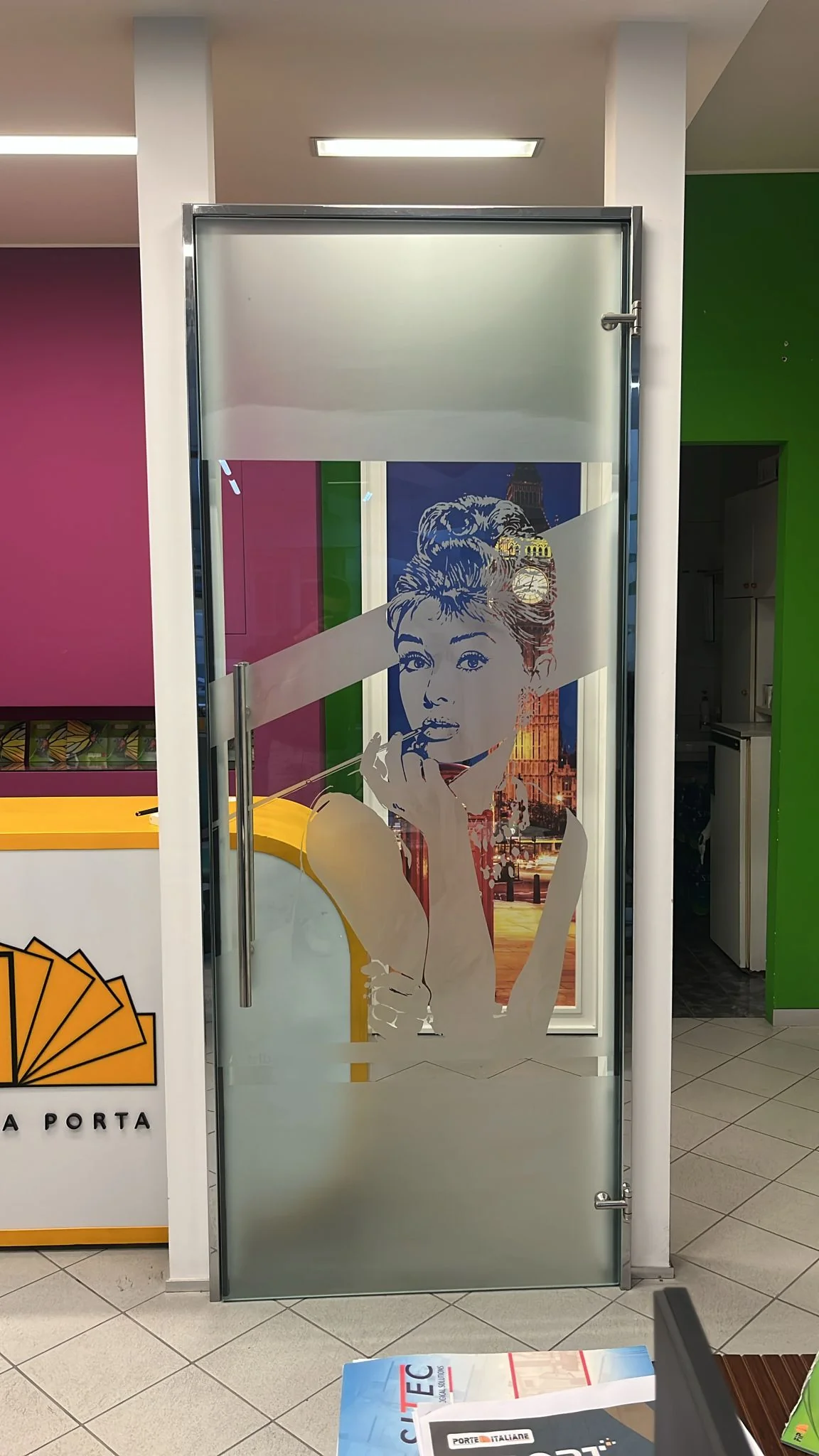 Porta Battente Casali in Vetro Trasparente con Disegno Satinato Audrey Hepburn - Image 3