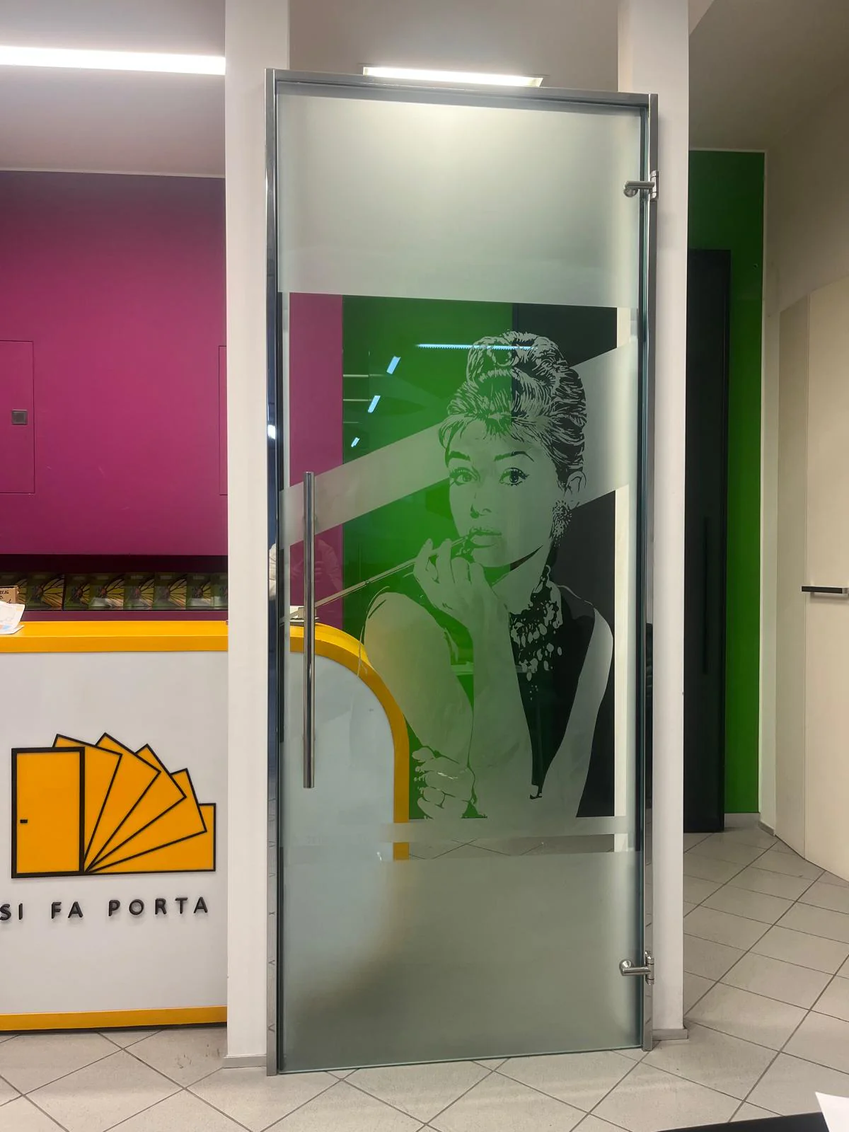 Porta Battente Casali in Vetro Trasparente con Disegno Satinato Audrey Hepburn - Image 4